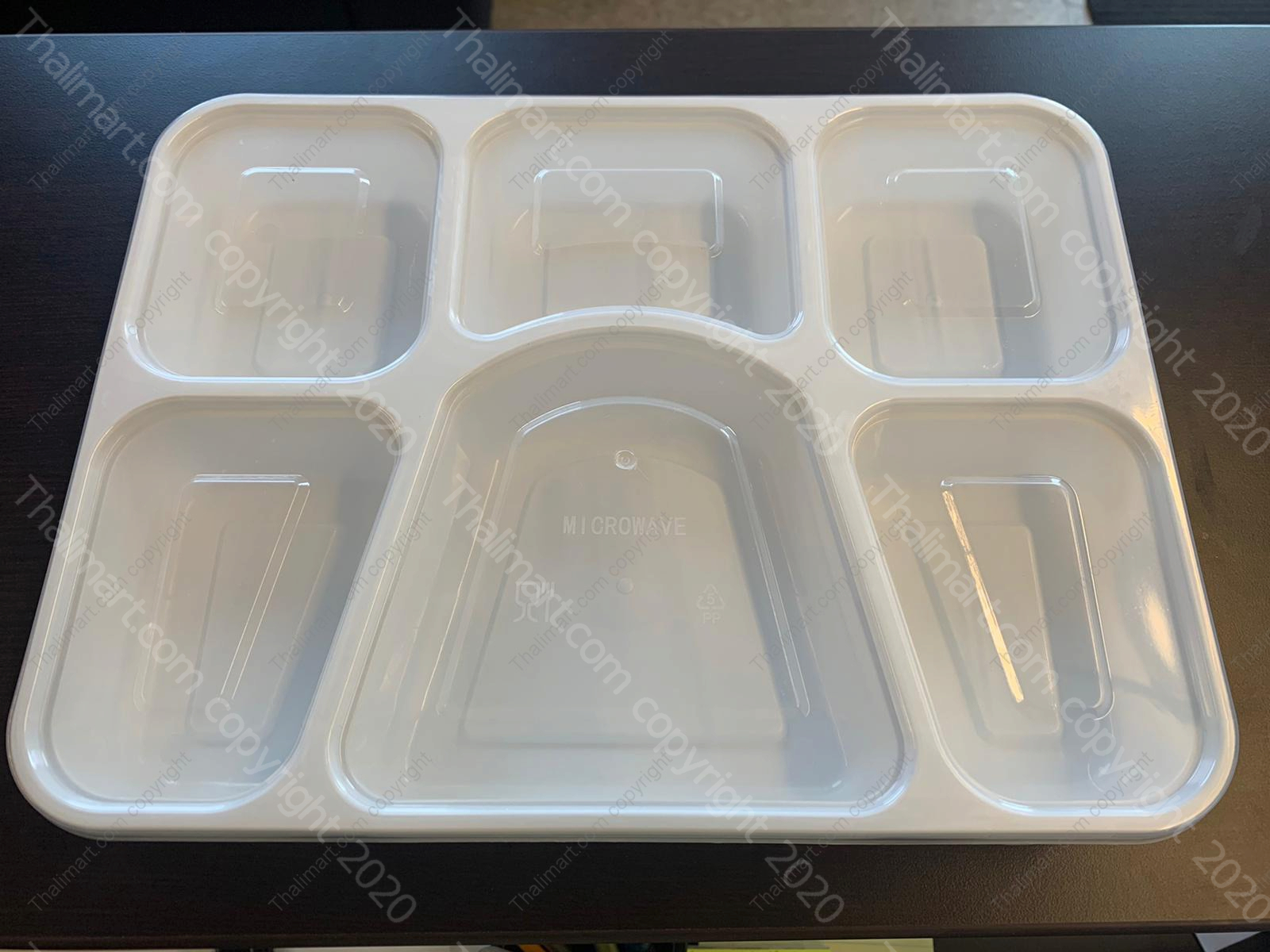 https://www.desiclik.com/images/D/6%20compartment%20food%20grade%20plastic%20plate%20with%20lid%20microwave%20safe%20leak%20resistant%20snap%20on%20tight%20lid%207.jpg